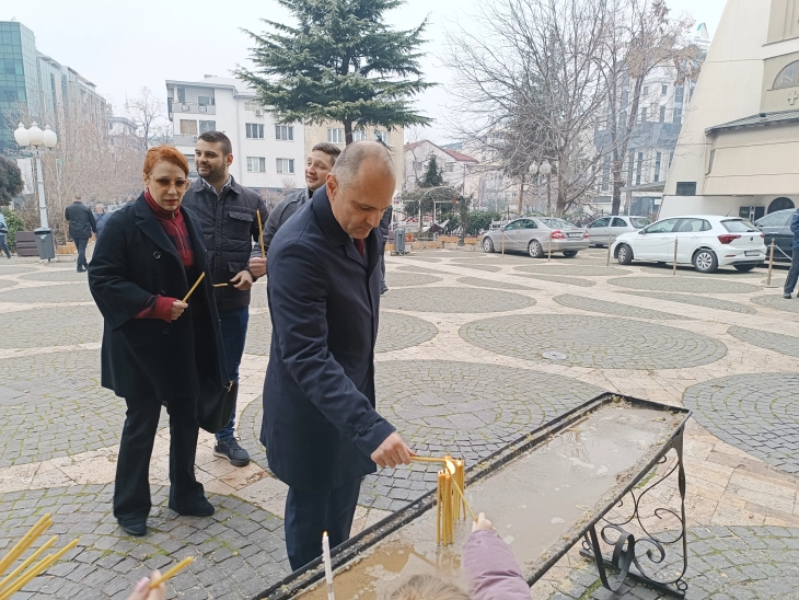 Filipçe: Pres që ky vit, para së gjithash të jetë i qetë dhe i sigurt