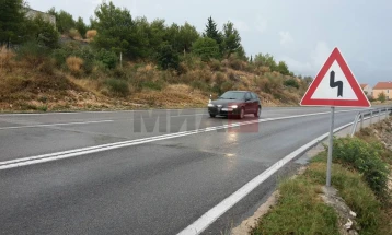 Сообраќајот по наместа влажни коловози, намалена видливост од магла во Крушево и на премините Стража и Плетвар