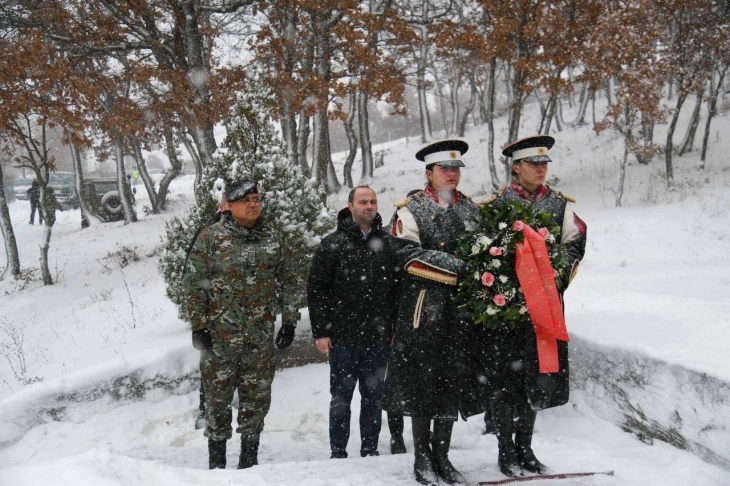 Мисајловски и Лафчиски положија венец на спомен-обележјето во Катлановско Блаце, каде пред 17 години загинаа 11 мировници од Армијата