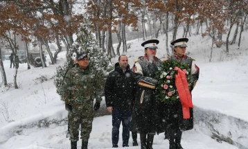 Мисајловски и Лафчиски положија венец на спомен-обележјето во Катлановско Блаце, каде пред 17 години загинаа 11 мировници од Армијата