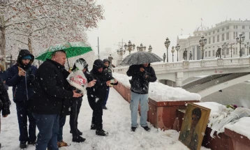 Македонски Бугари оддадоа почит пред спомен-плочата на Мара Бунева во Скопје