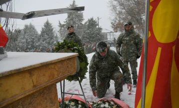 Shënohet 17-vjetori i aksidentit të helikopterit në të cilin humbën jetën njëmbëdhjetë pjesëtarë të Armatës