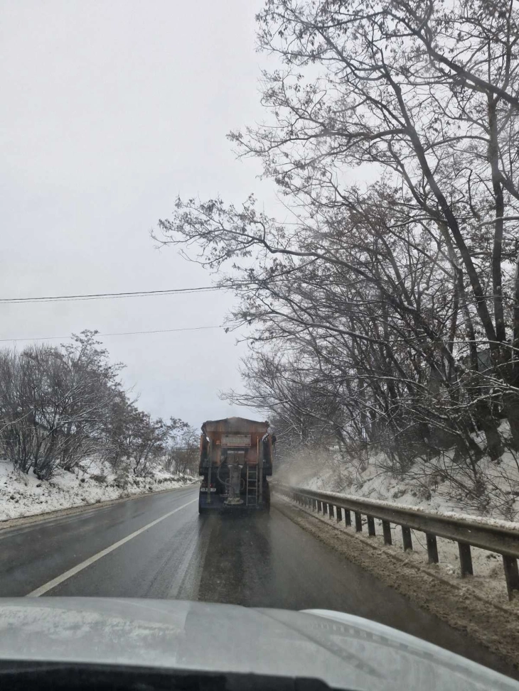 Екипи и механизација на ЈП Македонијапат го расчистуваат снегот и ги одржуваат проодни патиштата