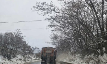 Ekipet dhe makineritë e NP “Rrugët e Maqedonisë” pastrojnë borën dhe i mbajnë rrugët të kalueshme