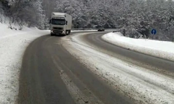 Një kamion i përmbysur mbyll autostradën nga Demir Kapia në Smokvicë