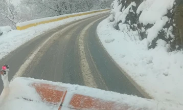 Ministria e Transportit: Rrugët pastrohen, të dejtohen automjetet me kujdes