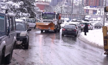 Штипските претпријатија ги чистат од снег и мраз улиците низ градот, помош во механизација ќе пратат и во Општина Карбинци