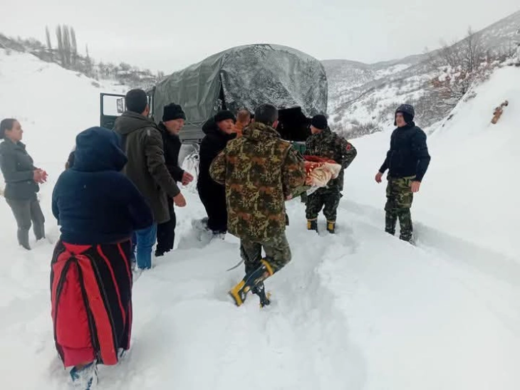 Поради блокирани патишта од снегот, во транспорт на болно дете од Голо Брдо се вклучи албанската армија