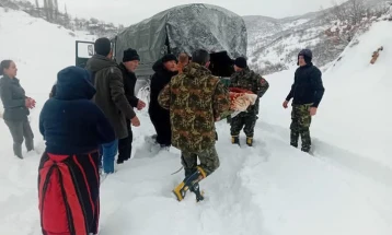 Për shkak të rrugëve të bllokuara nga bora, në transportin e një fëmije të sëmurë nga Gollo Bërda u përfshi armata shqiptare