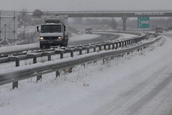 Ndalesa për automjete transportuese në shtet, të reshura të borës priten edhe sonte