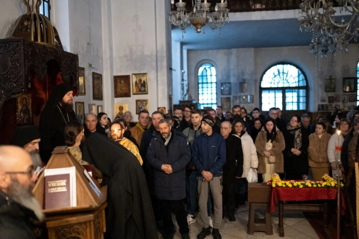 Верниците се поклонуваат пред моштите на Свети Василиј во Струмица