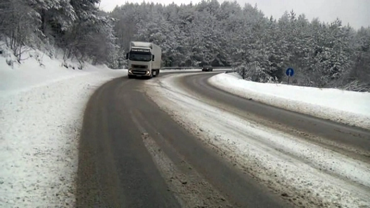 Hiqet ndalesa për qarkullim të automjeteve të rënda transportuese në rrugën Gostivar - Kërçovë përmes qafës malore Strazhë