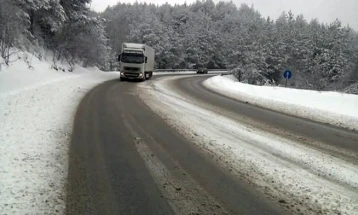 Hiqet ndalesa për qarkullim të automjeteve të rënda transportuese në rrugën Gostivar - Kërçovë përmes qafës malore Strazhë