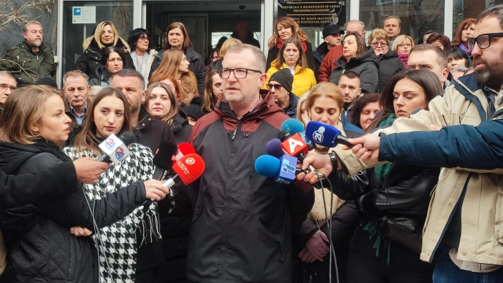 State administration protests continue in front of State Statistical Office