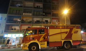 Опожарен бутик, нема повредени, зафатени фасадата од зградата, стан и две возила