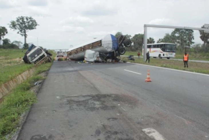 Најмалку 15 загинати во судир на камион и автобус во Брегот на Слоновата Коска
