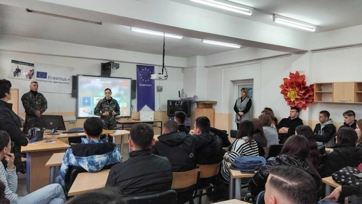 Во средните училишта се спроведува проект за популаризација на воената професија