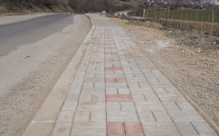 Општина Велес поплочува тротоар на локалниот пат кон село Горно Оризари