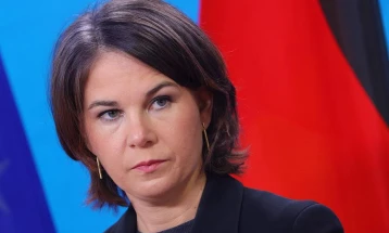 Бербок: Украина „не е сама“