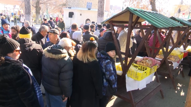 Во центарот на Прилеп поделени преку 500 парчиња бурек за Василица