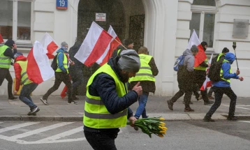 Полицијата во Варшава со солзавец ги рестера земјоделците од пред парламентот