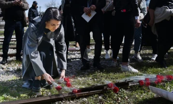 Положување цвеќе на Споменикот на жртвите на Холокаустот во Битола