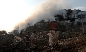 Депонија со големина од 50 фудбалски игралишта во Индија го „труе“ локалното население