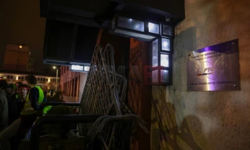 Ende zgjat bllokada e RTS-së  në Beograd