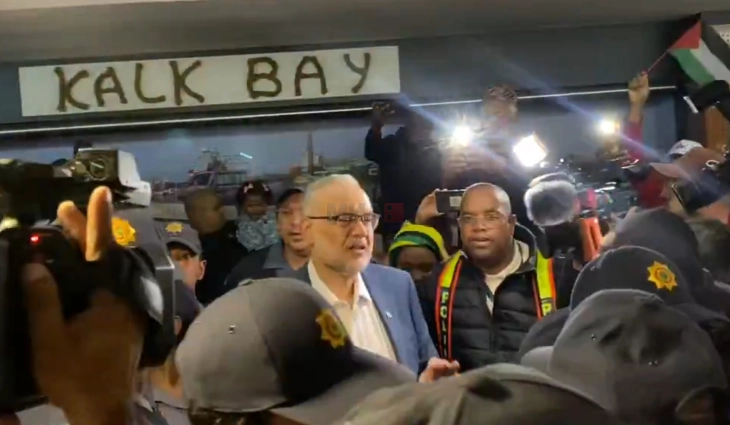 Јужноафриканскиот амбасадор кого САД го протераа во Кејп Таун пречекан со песни