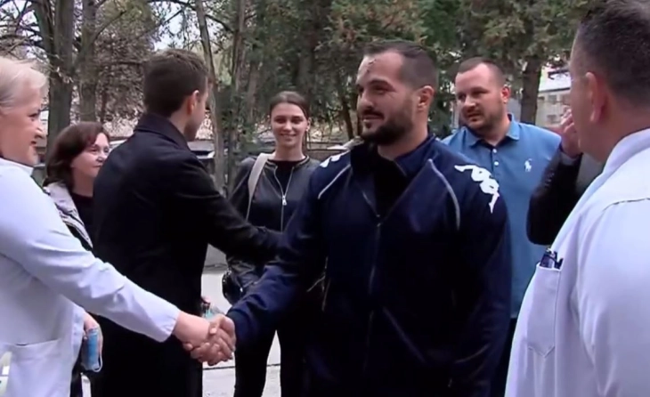 Pacienti i parë i lënduar i cili u kthye nga Beogradi, Darko Stojanov i falënderoi mjekët që ia shpëtuan jetën dhe të gjithë për mbështetjen