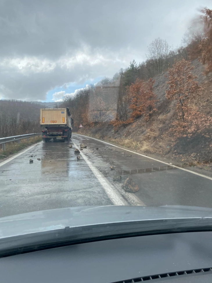 Одрони кај делчевското с.Очипала создаваат проблеми во сообраќајот на патот Делчево - М.Каменица