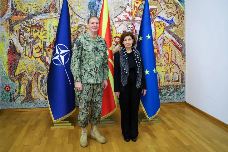 Siljanovska Davkova u takua me admiralin Stjuart Manç, komandant i Komandës së bashkuar të NATO-s në Napoli