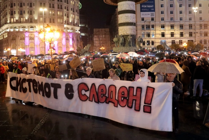 „Корупцијата убива“: Задниот двор на ЕУ разнишан од црвенораки балкански демонстрации