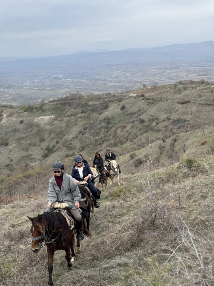 Туристи на коњи уживаат во македонските убавини 