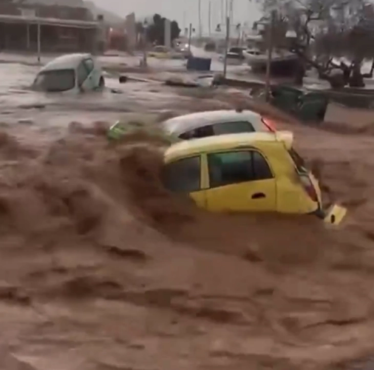 Невреме во Грција, најпогодени островите Парос и Миконос