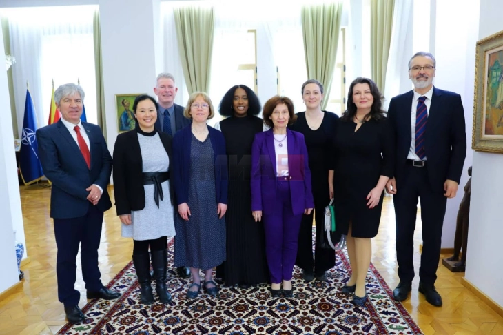 Takim i Presidentes Siljanovska-Davkova me pjesëmarrësit e programit 