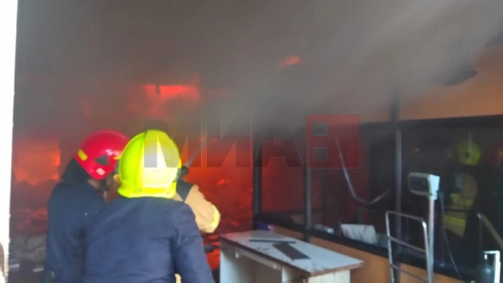 Më shumë se 20 persona kanë humbur jetën në shpërthimin dhe zjarrin në një depo për fishekzjarre në Indi