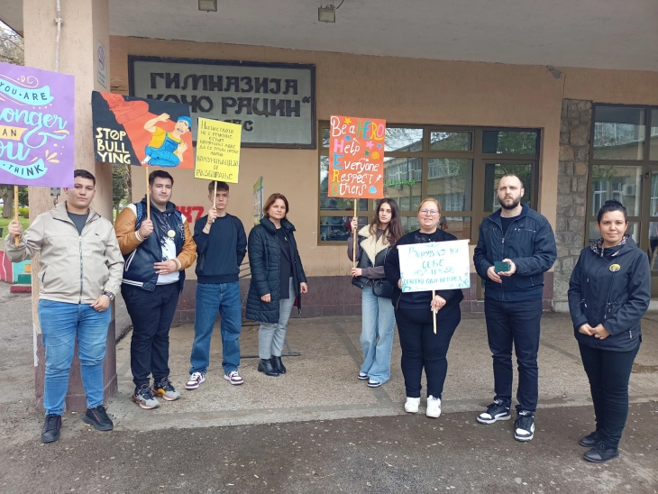 Велешките ученици одржаа мировен марш со пораки „Младината против врсничкото насилство“