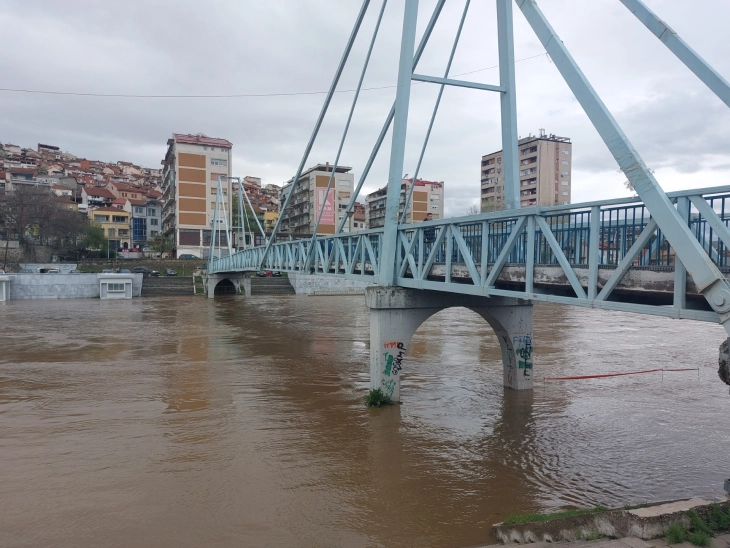 Вардар во Велес излеан на кејот, а во Градсиот парк поплавени дрвјата покрај брегот