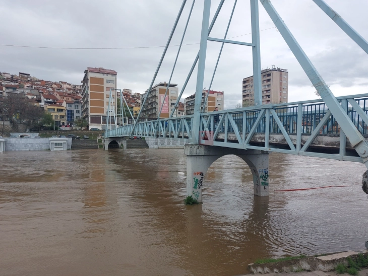 Vardari në Veles vërshohet në kej, ndërsa në Parkun e qytetit përmbyten pemët pranë bregut