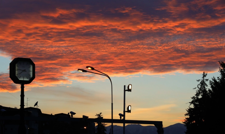 Mot i ndryshueshëm me vranësira, pasdite shi dhe bubullima