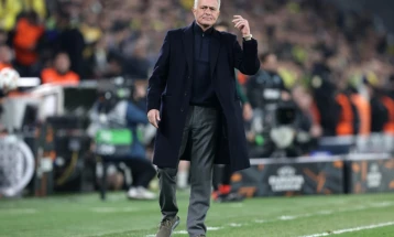 Mourinho in bizarre bust up after Fenerbahce's defeat to Galatasaray