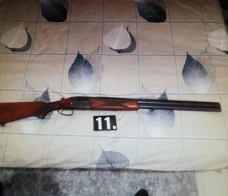 Bastisje në rajonin e Prilepit, gjenden pushkë dhe municion, arrestohet një person