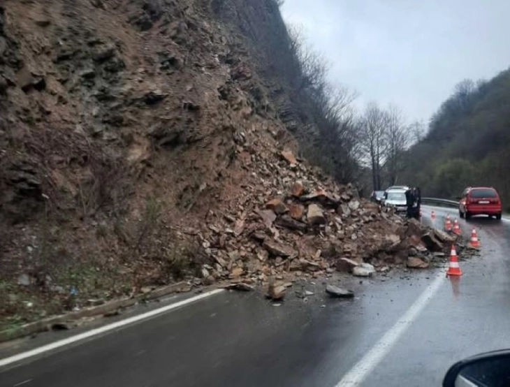 Сообраќајот на патот Валандово – Струмица се одвива отежнато и забавено поради одрон