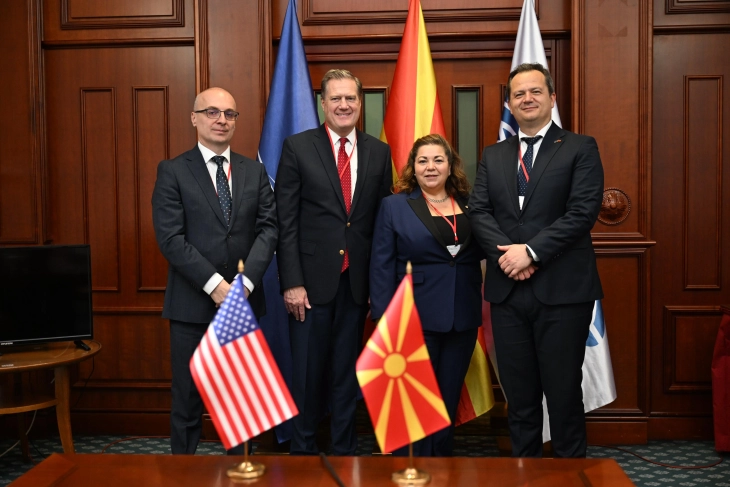 Takim i delegacionit të Maqedonisë dhe atij amerikan në AP të NATO-s