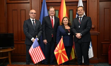 Takim i delegacionit të Maqedonisë dhe atij amerikan në AP të NATO-s