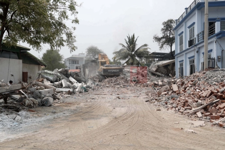 Дождот го отежнува закрепнувањето по земјотресот во Мјанмар во кој загинаа повеќе од 3.500 луѓе