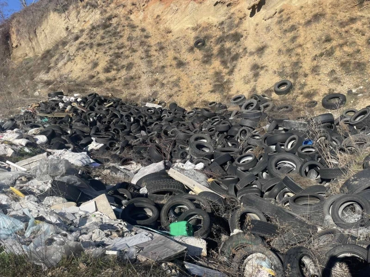 Големи количини стари автомобилски гуми истоварени на две локации во Дебар