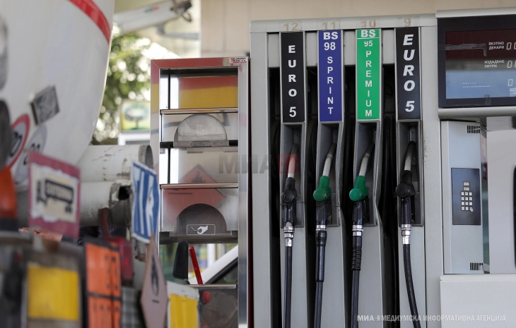 Benzinat dhe dizeli lirohen për 0,50 denarë për litër