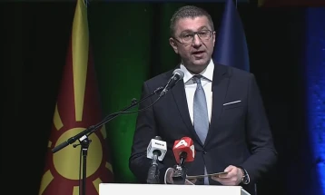 Mickoski: Romët nuk janë “pakicë”, por një popull me traditë të pasur, me muzikë, me gjuhë, me histori, e zakone